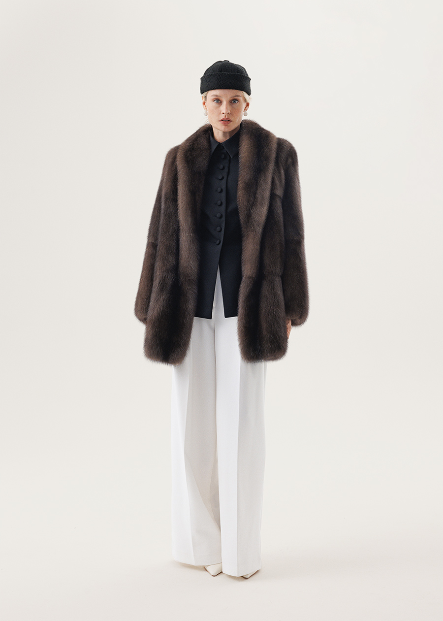 Долевая шуба из соболя с удлиненным шалевым воротником переходящим в борт