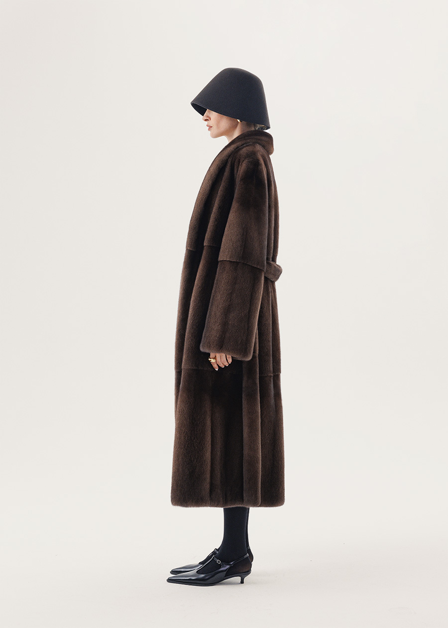 Долевая шуба из меха норки с воротником переходящим в борт