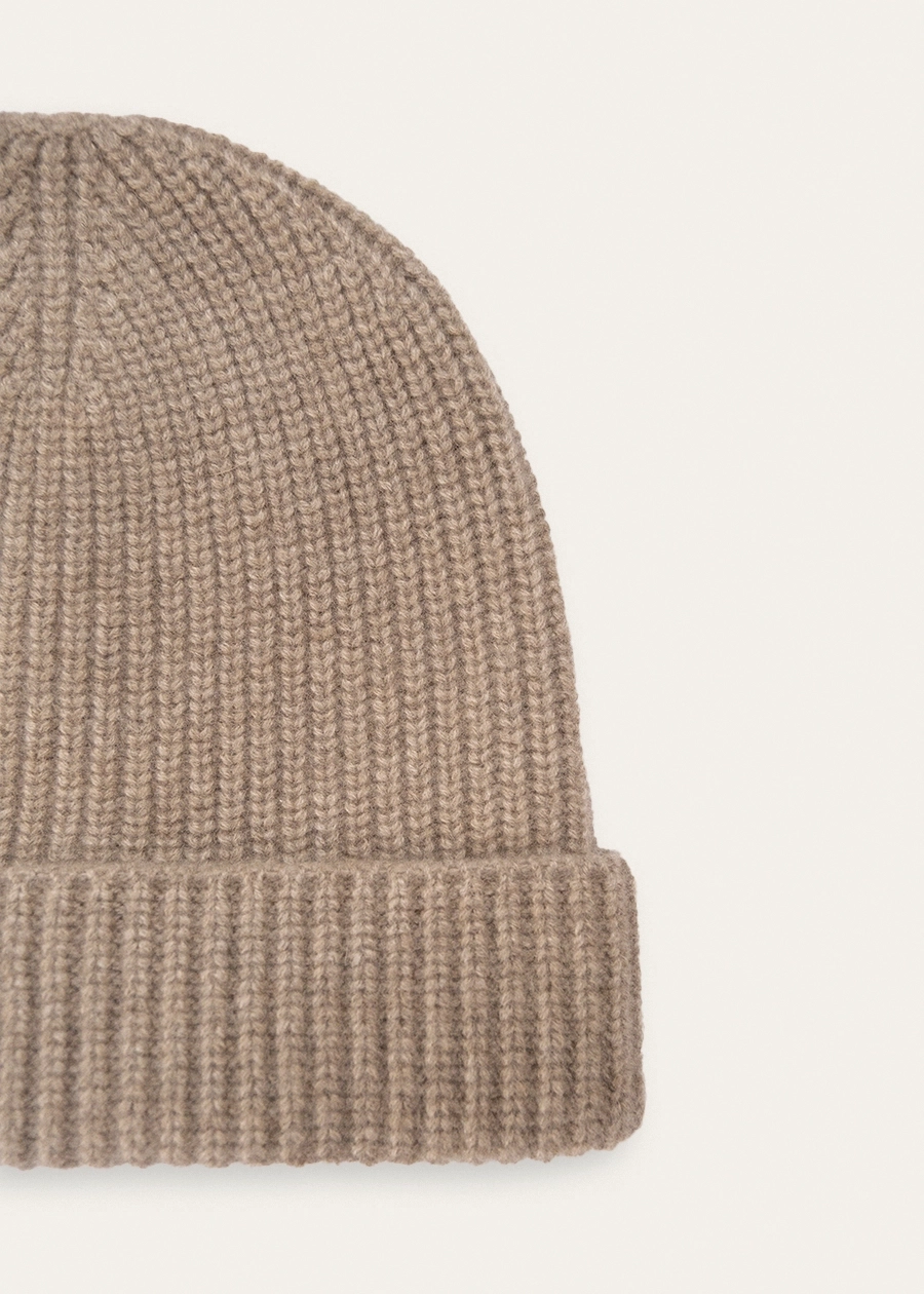 Вязаная кашемировая шапка в бежевом оттенке