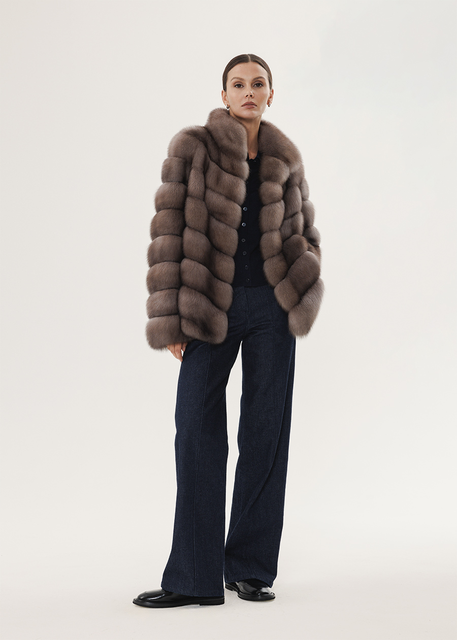 Короткая шуба из соболя с воротником-стойкой