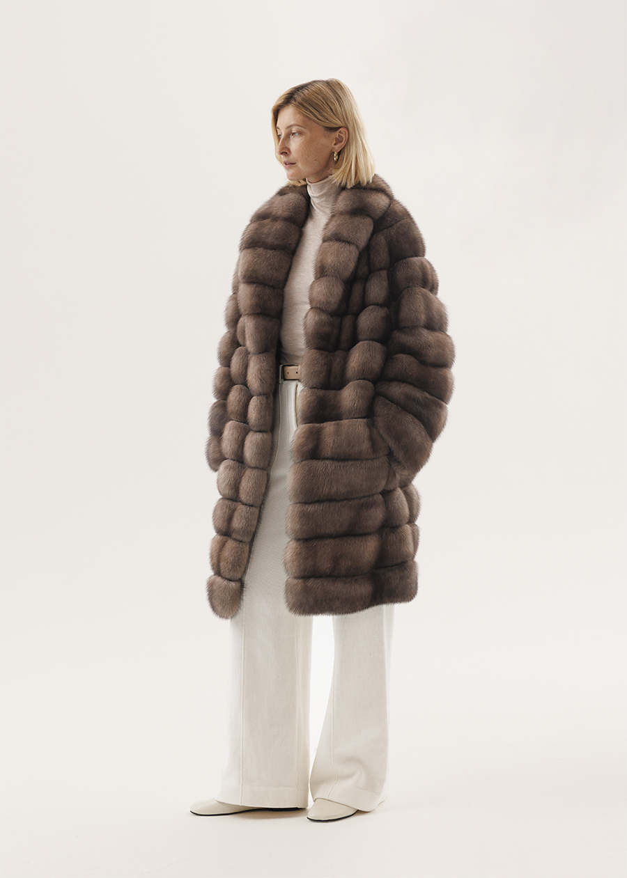 Шуба из соболя с шалевым воротником в глубоком оттенке Графит