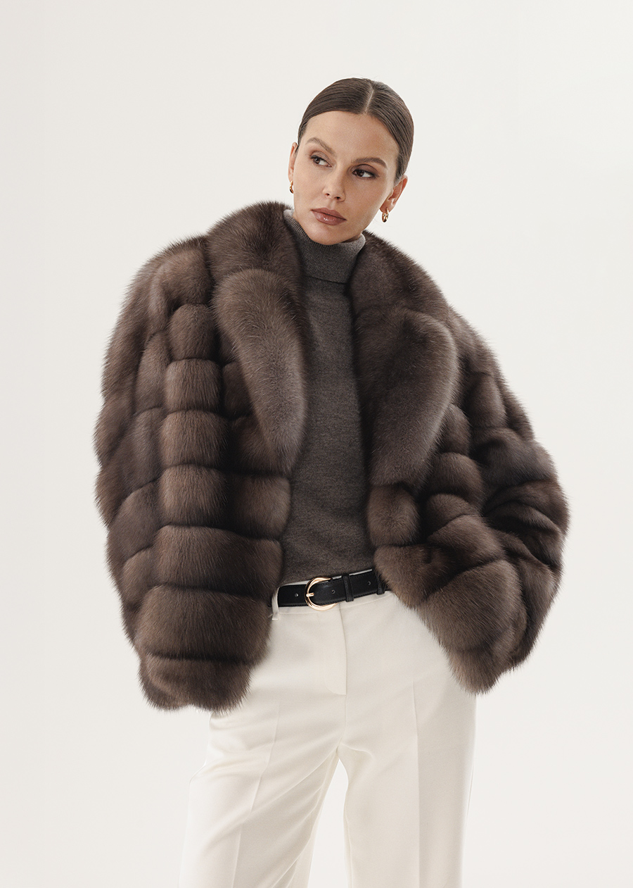 Короткая соболиная шуба с цельным английским воротником