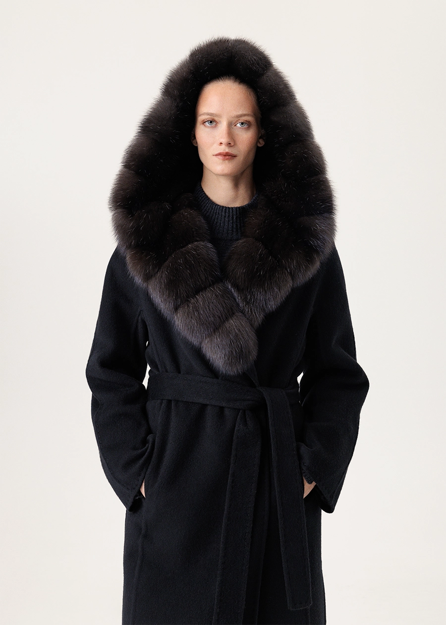 Чёрное кашемировое пальто с воротником переходящим в капюшон