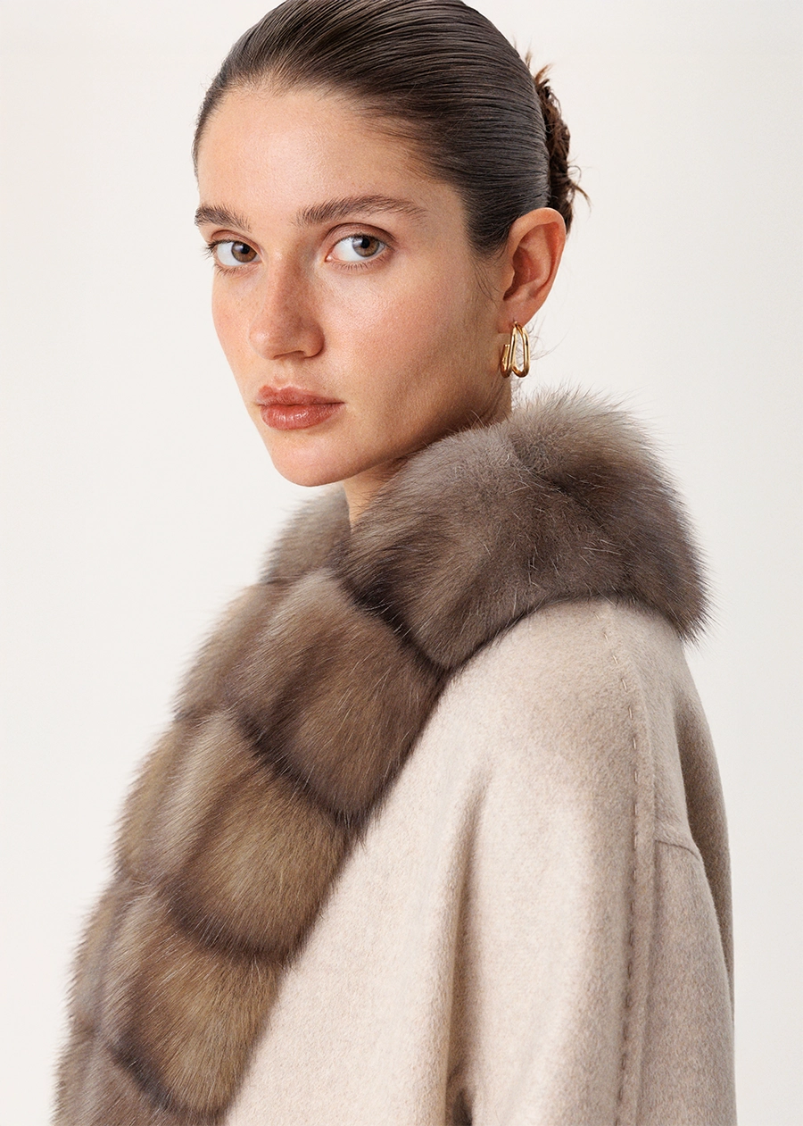 Кашемировое пальто в бежевом оттенке с бортовой отделкой мехом соболя