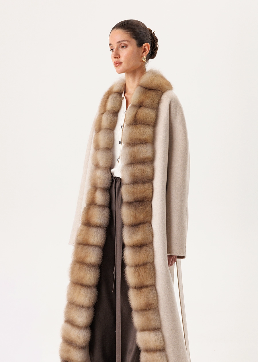 Кашемировое пальто с бортовой отделкой из натурального меха куницы