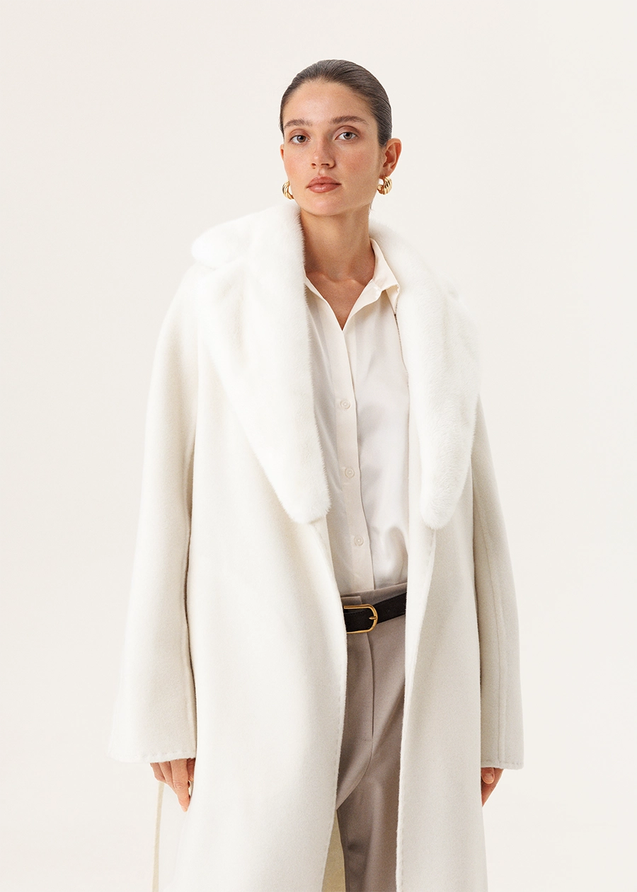 Молочное кашемировое пальто с шалевым воротником из меха норки