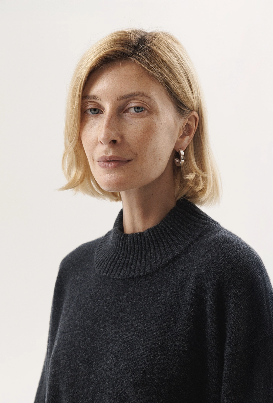 Графитовый свитер из кашемира с разрерами по бокам и на рукавах