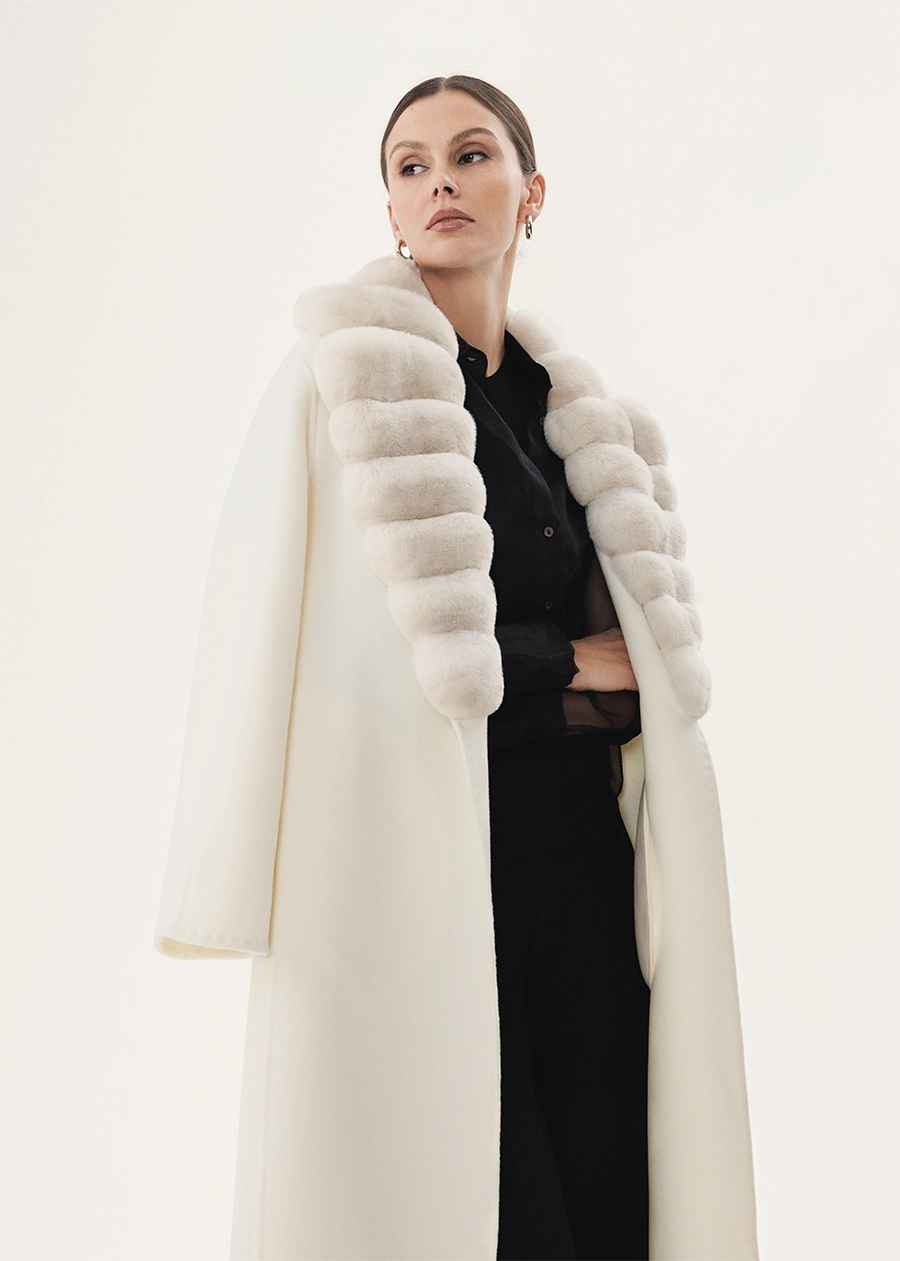 Молочное кашемировое пальто с английским воротником из меха шиншиллы