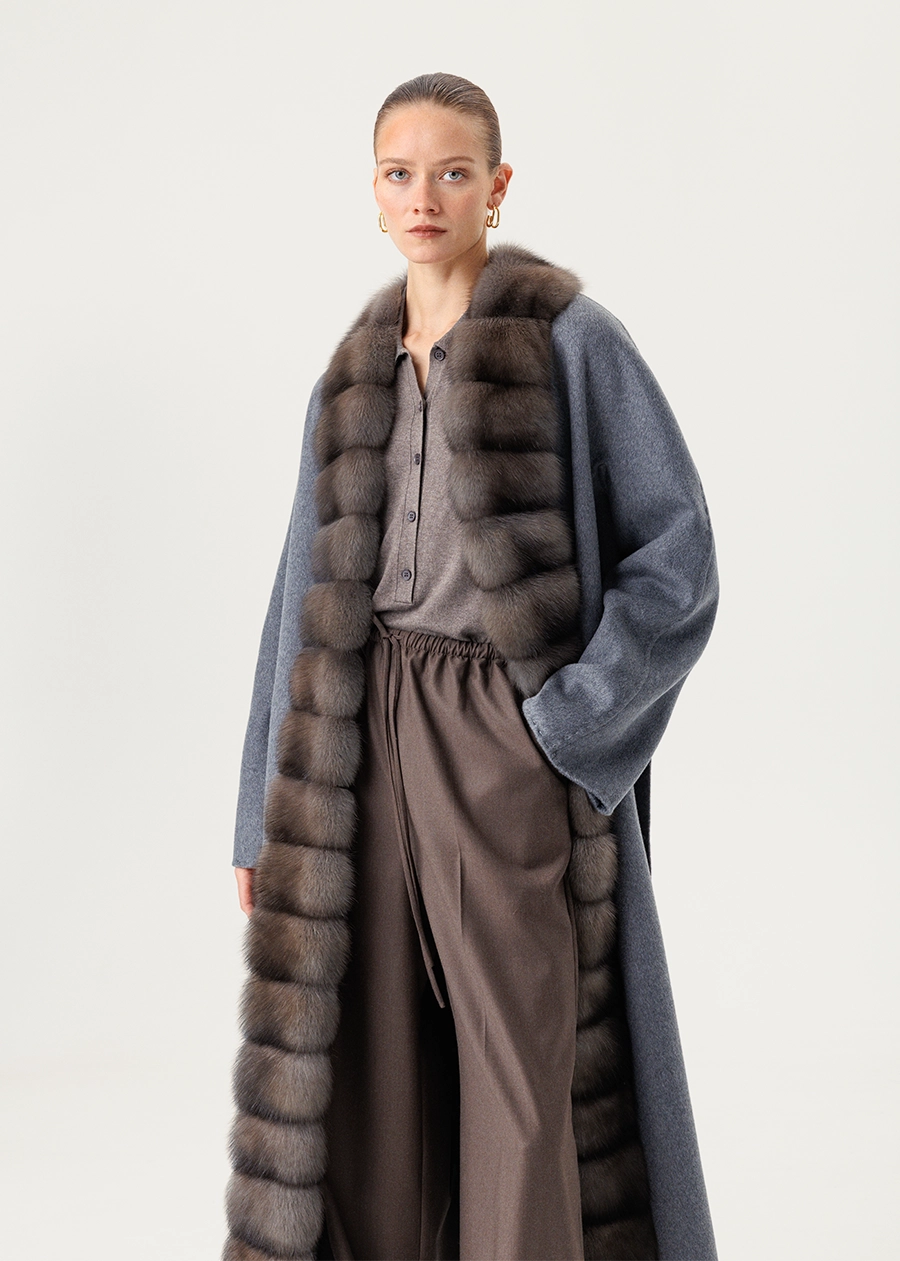 Удлиненное серое пальто с отделкой из меха соболя по борту