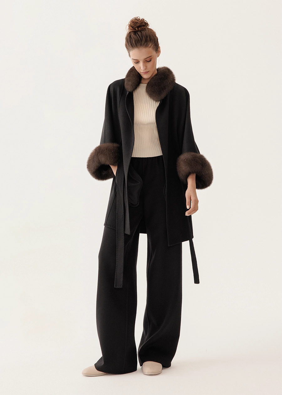Пончо из кашемира с манжетами и воротником из меха соболя