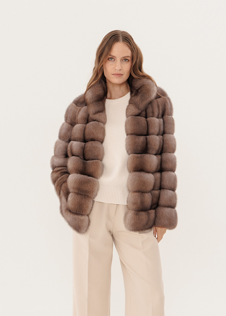 Светлая короткая шуба из меха соболя с втачным рукавом