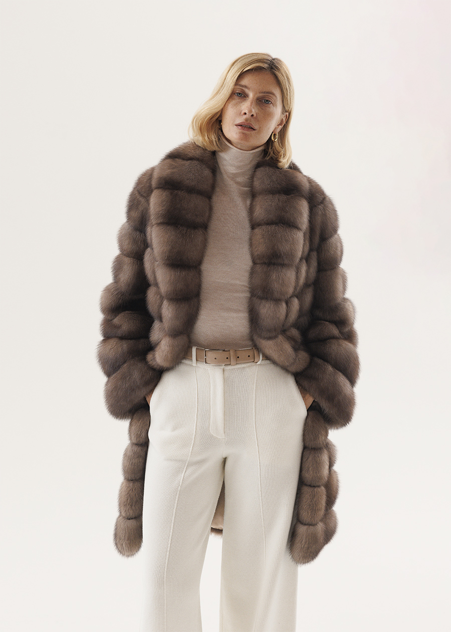 Шуба из соболя с шалевым воротником в глубоком оттенке Графит