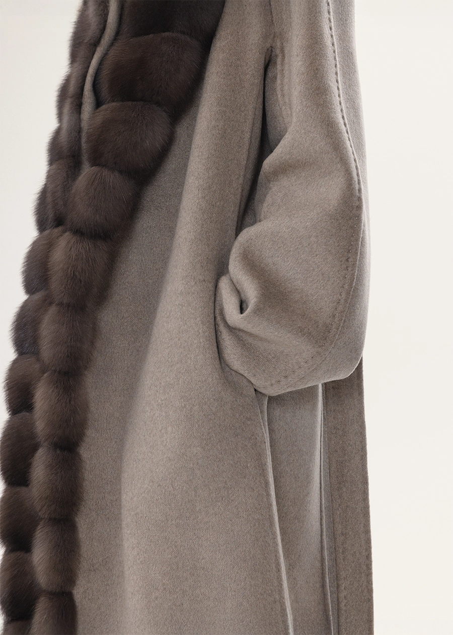 Пальто в оттенке Тортора с отворотной опушкой из соболя