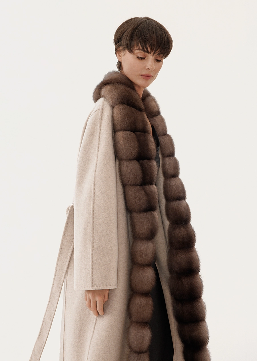 Бежевое пальто с соболиной отворотной опушкой