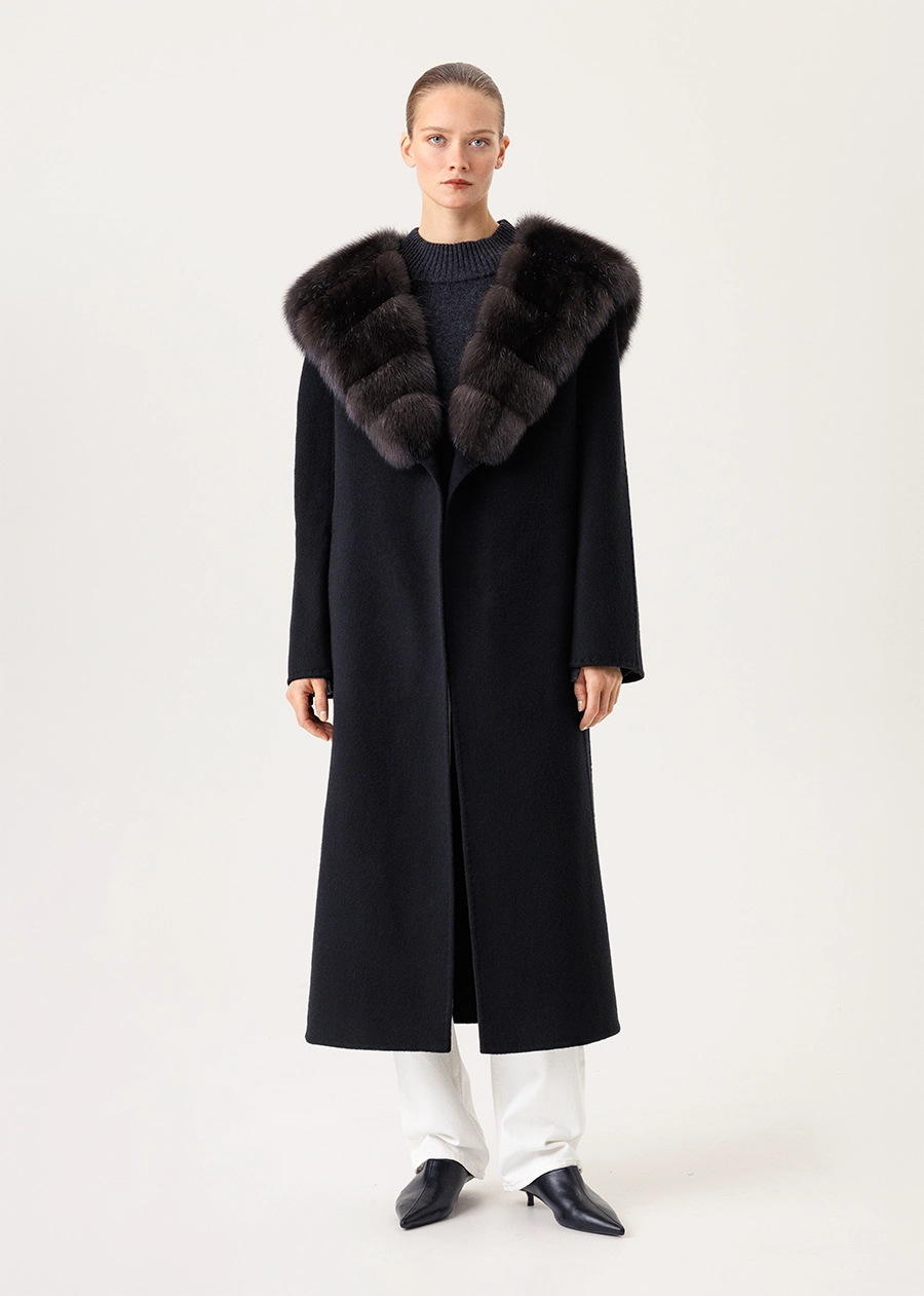 Чёрное кашемировое пальто с воротником переходящим в капюшон