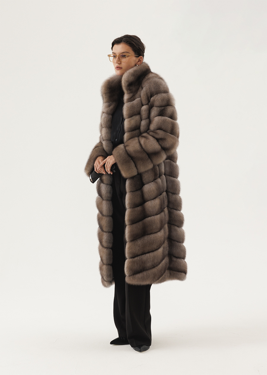 Длинная шуба с воротником стойкой в светлом оттенке