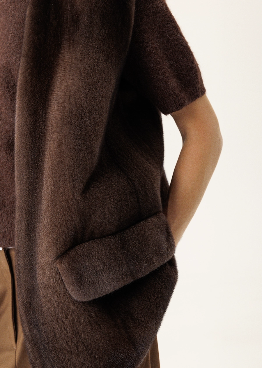 Укороченый жилет из меха норки с V-образным вырезом