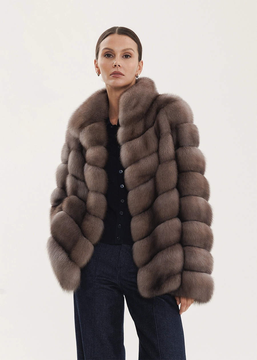 Короткая шуба из соболя с воротником-стойкой