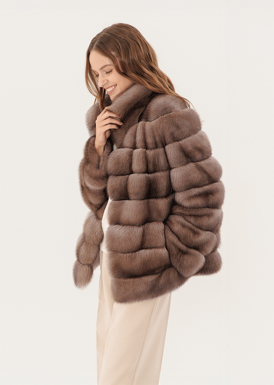 Светлая короткая шуба из меха соболя с втачным рукавом