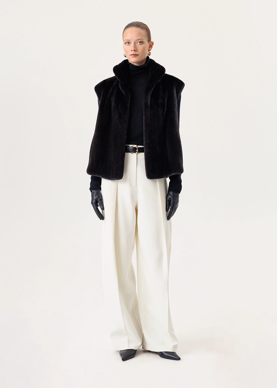 Укороченный жилет из меха норки с воротником стойка