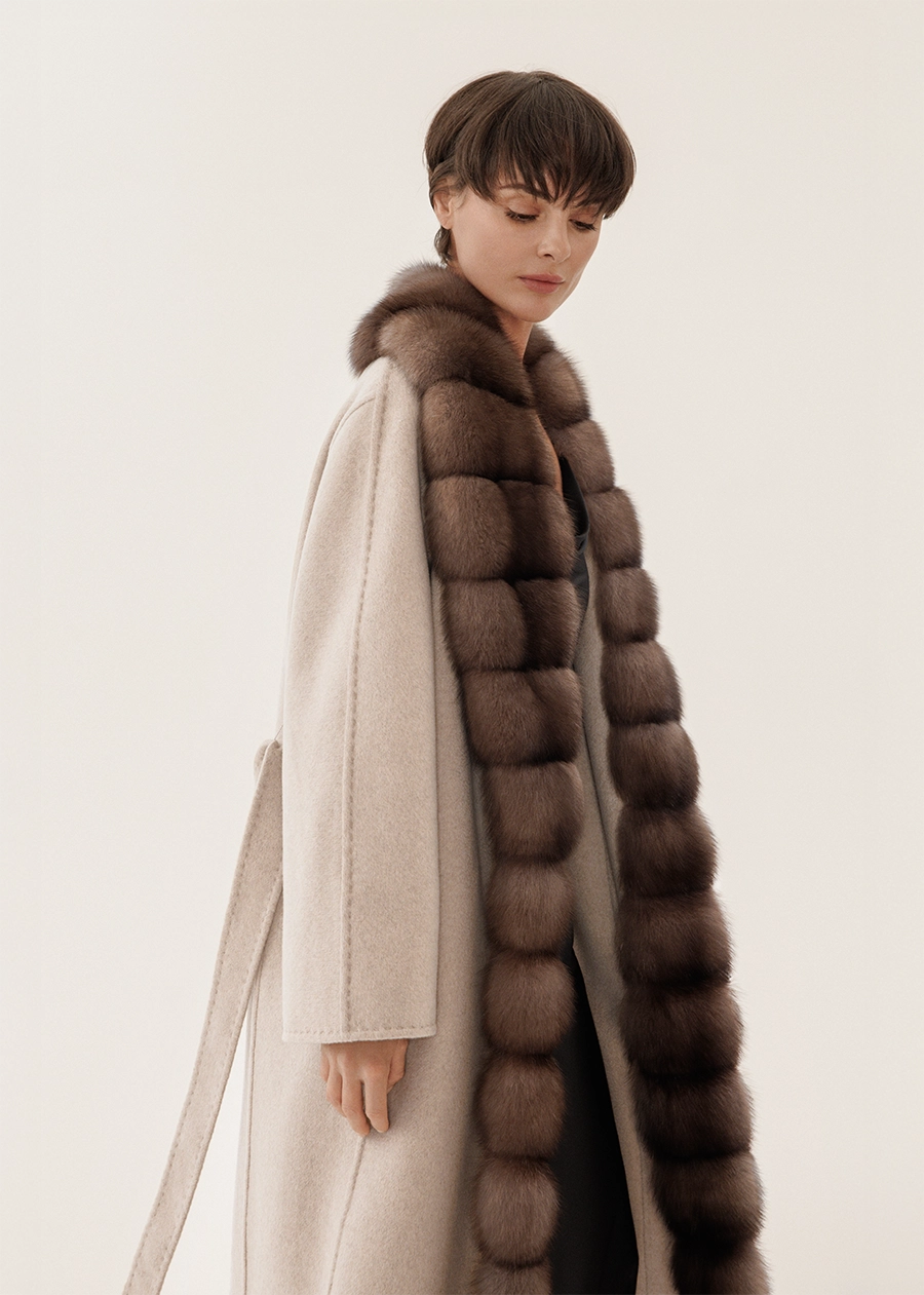 Бежевое пальто с соболиной отворотной опушкой