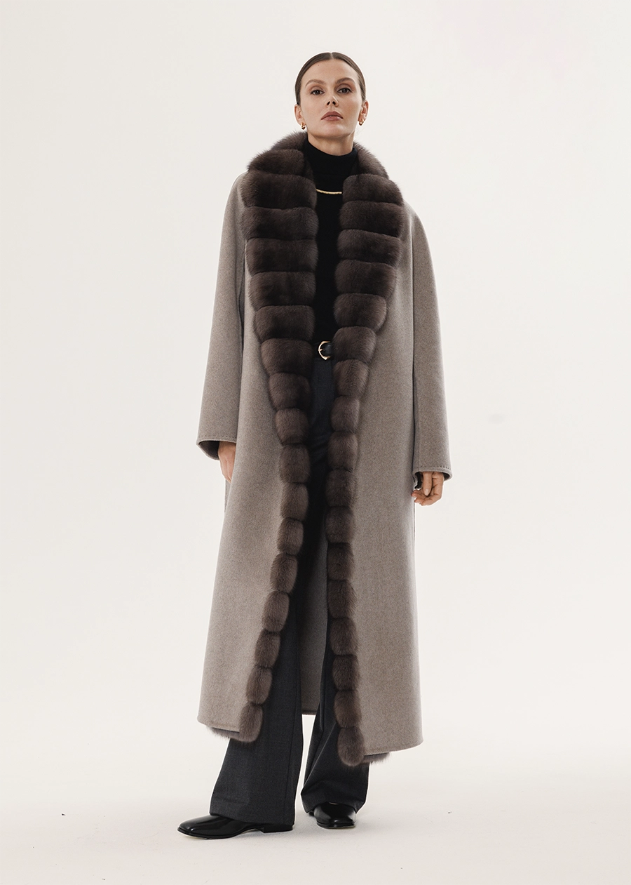 Пальто в оттенке Тортора с отворотной опушкой из соболя