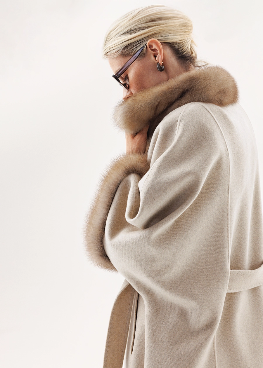 Пончо из кашемира с манжетами и воротником из меха куницы