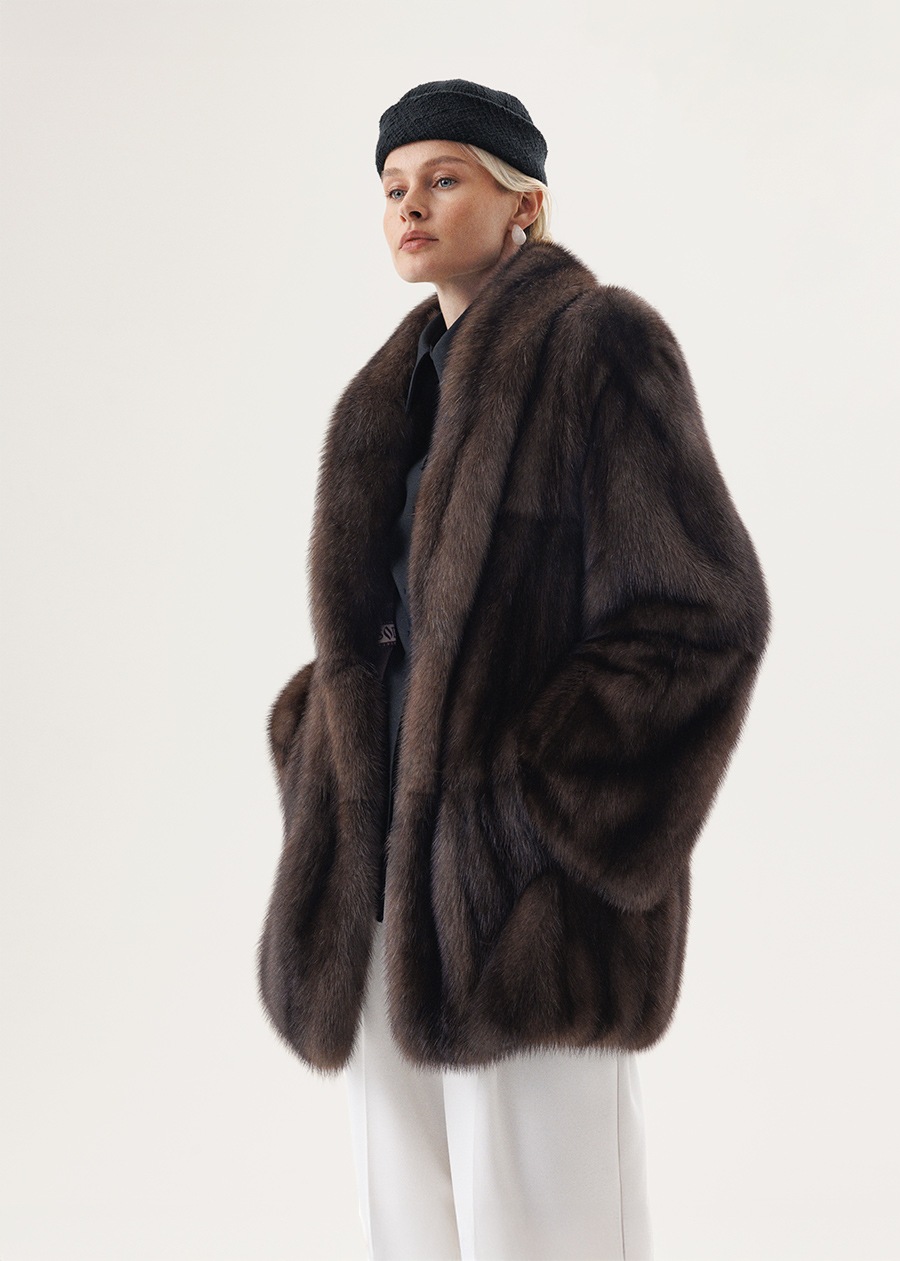 Долевая шуба из соболя с удлиненным шалевым воротником переходящим в борт