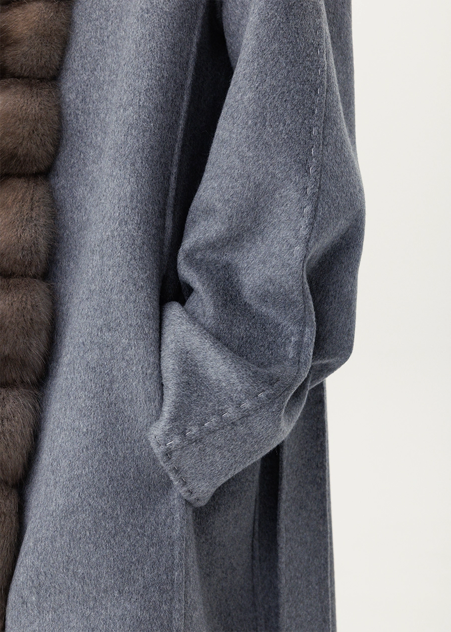 Удлиненное серое пальто с отделкой из меха соболя по борту