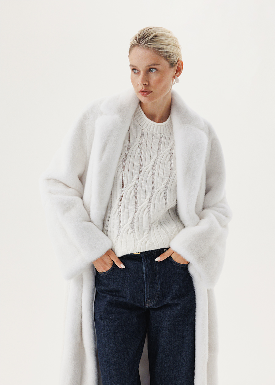 Норковая шуба в невероятном белоснежном оттенке с английским воротником