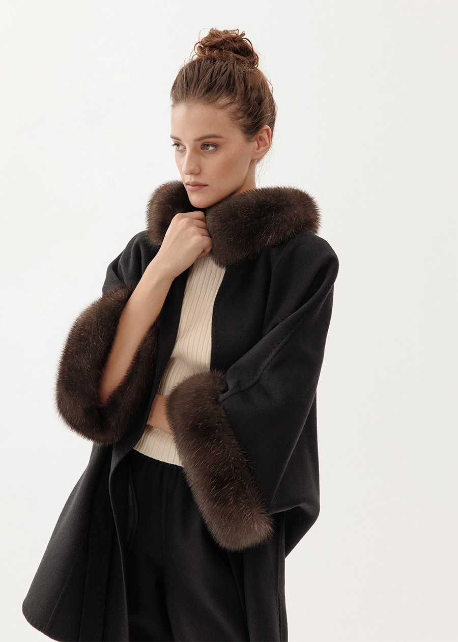 Пончо из кашемира с манжетами и воротником из меха соболя