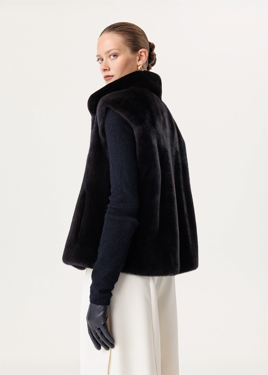 Укороченный жилет из меха норки с воротником стойка