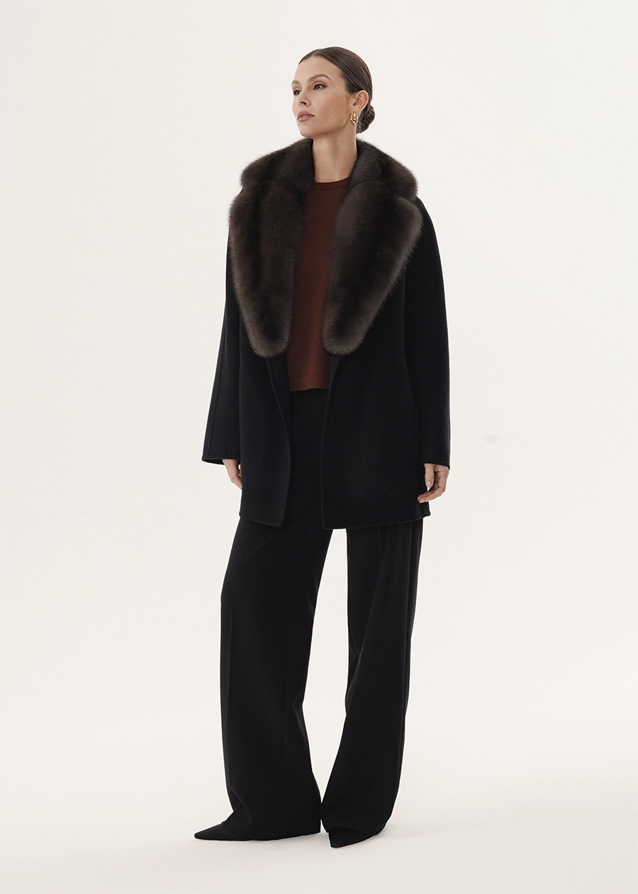 Короткое кашемировое пальто в угольно-черном оттенке с меховым воротником
